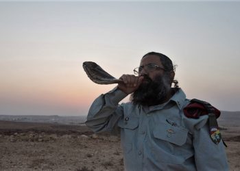 Soldado ortodoxo con shofar