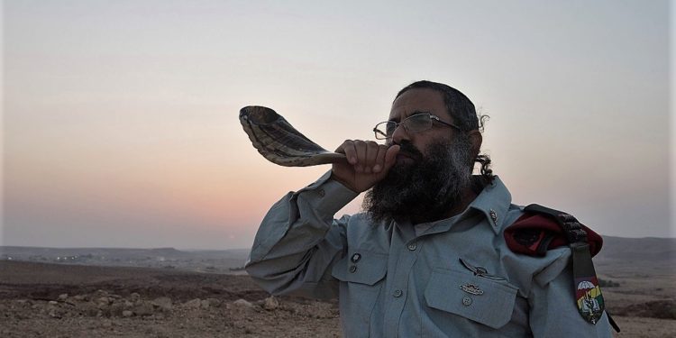 Soldado ortodoxo con shofar