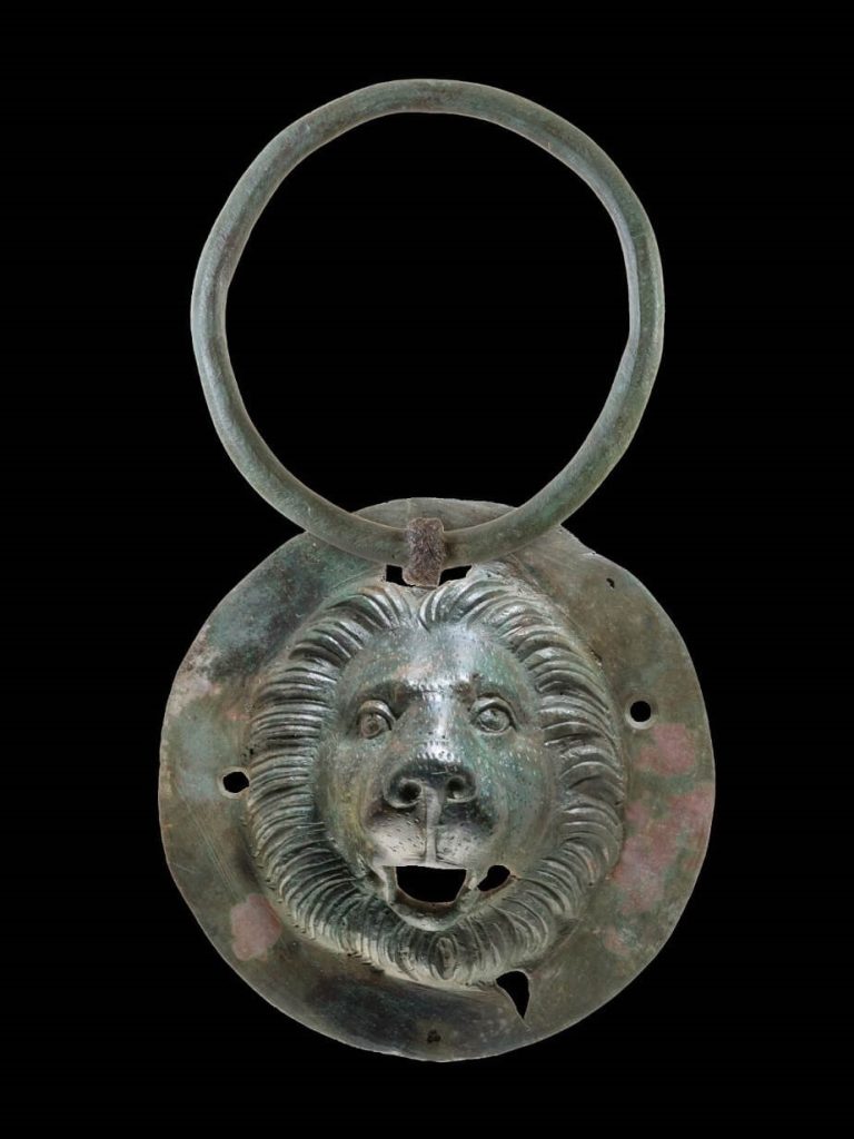 leones entierro pagano