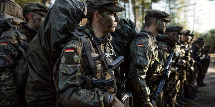 Soldados del ejército alemán, que viene reforzándose con tecnología israelí, en formación durante maniobras militares.