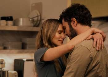 Kristen Bell y Adam Brody (Joanne y Noah) en una escena de 'Nobody Wants This', de la que se espera una temporada 3