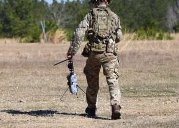 Un soldado cargando un dron kamikaze de combate que pesa apenas dos kilos