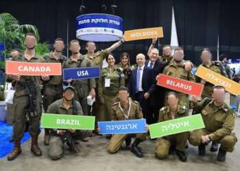 Soldados solitarios de las Fuerzas de Defensa de Israel en un evento en Tel Aviv