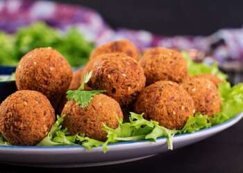 Falafel al plato, crujiente y dorado, y los problemas que señala USA Today