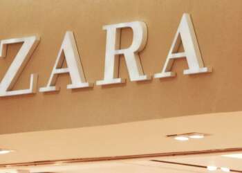Detalle de la fachada de un negocio de Zara, la cadena española que abrió una nueva tienda en Israel