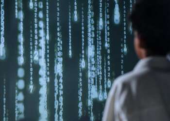 Pantalla con código digital y silueta de una persona, imagen conceptual sobre una startup de ciberseguridad y tecnología