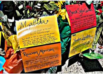 Flores dejadas en Bondi Beach en recuerdo de las víctimas de la masacre de Janucá, con nombres escritos en tarjetas