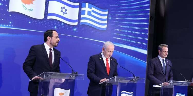 El presidente de Chipre, Nikos Christodoulides, el primer ministro de Israel, Benjamin Netanyahu, y el primer ministro de Grecia, Kyriakos Mitsotakis, en la cumbre trilateral en Jerusalén