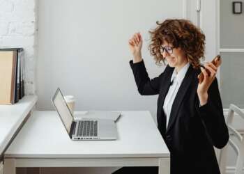 Profesional trabaja en una oficina tecnológica, en un contexto de crecimiento de los exits del sector tech