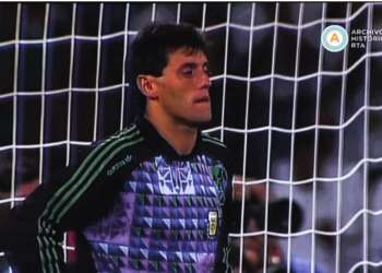 El futbolista argentino Sergio Goycochea atajando penales en Italia 90, semanas después de visitar el Muro de los Lamentos
