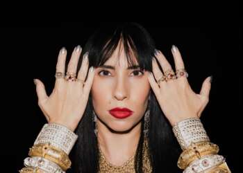 La artista israelí de raíces yemenitas Tair Haim promocionando Maktub, su álbum solista