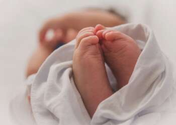 Bebé recién nacido, imagen usada para ilustrar estudios sobre riesgos posparto