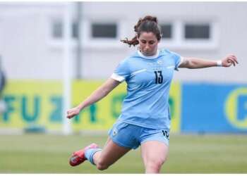Talia Sommer, mediocampista de la selección de fútbol femenino de Israel, durante un partido oficial