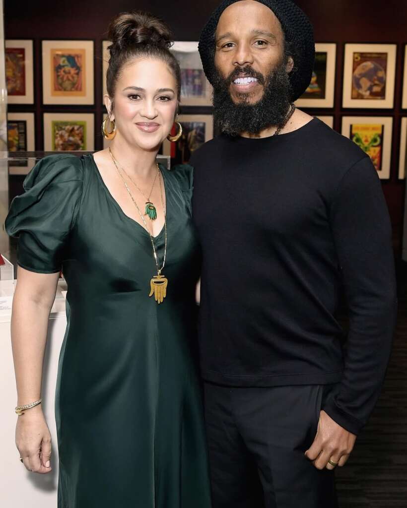 Ziggy Marley junto a su esposa Orly Agai Marley, con quien contrajo matrimonio bajo rito judío