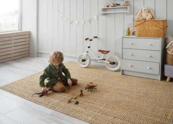 Niño jugando en un entorno hogareño, imagen ilustrativa sobre el rol del ambiente temprano en el desarrollo infantil y el ADHD