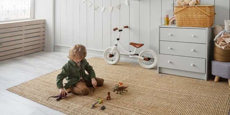 Niño jugando en un entorno hogareño, imagen ilustrativa sobre el rol del ambiente temprano en el desarrollo infantil y el ADHD
