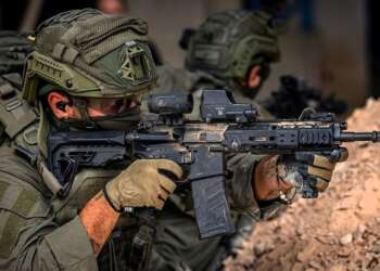 Un agente de seguridad con uno de los rifles Arad que se producen en Israel