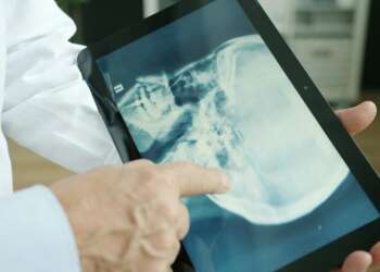 Médico con tablet usando IA para prever enfermedades