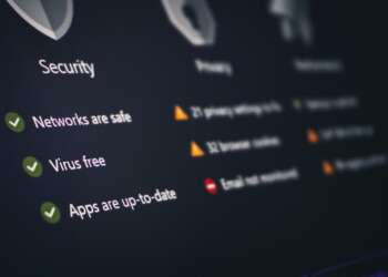 Panel de control de seguridad digital que representa la tecnología de la startup israelí de ciberseguridad Seraphic Security para proteger la navegación web