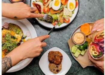 Mesa con platos de comida casera y saludable en Xoho, restaurante de Tel Aviv elegido como el mejor de la ciudad en el ranking 2026 de Secret Tel Aviv