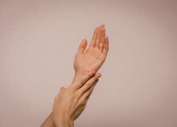 Manos de dos personas en contacto, imagen conceptual que acompaña una nota sobre el avance de Teva en nuevas terapias para el vitiligo